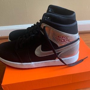 Nike Air Jordan Retro 1 Mid Black Metallic Silver